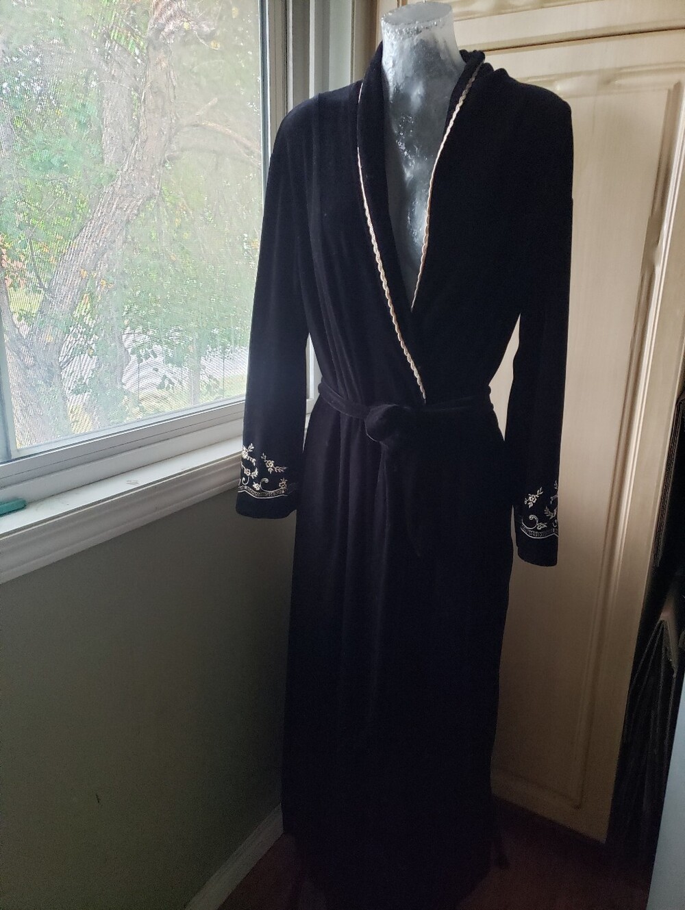Oscar de la Renta Black Velvet Robe with Cream Embroidered Trim